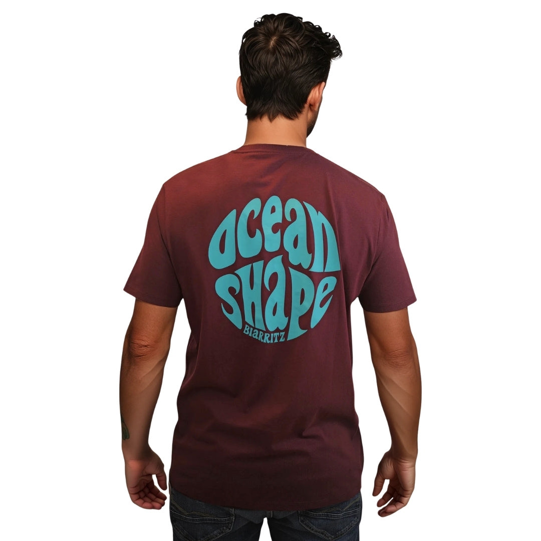 tee-shirt unisexe en coton biologique bordeaux foncé
dos : gros logo bubble "ocean shape biarritz" bleur turquoise
vu de dos sur mannequin homme