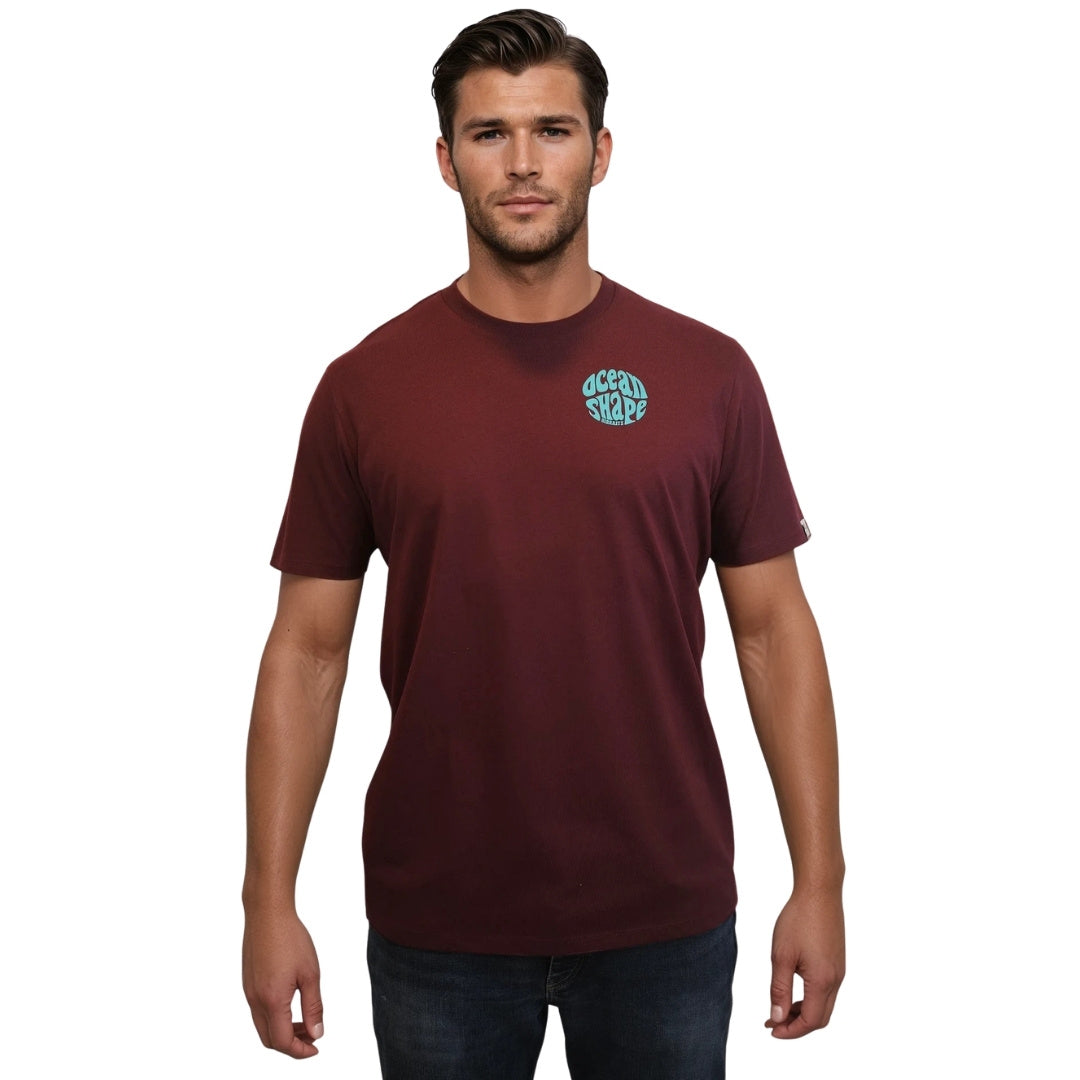 tee-shirt unisexe en coton biologique bordeaux foncé
devant : petit logo bubble "ocean shape biarritz" bleu turqoise sur la poitrine
vu de face sur mannequin homme