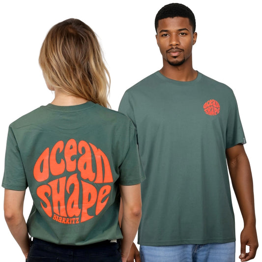 Tee-shirt unisexe vert sauge en coton biologique.
Devant : petit logo ocean shape Biarritz bubble corail fluo sur la poitrine gauche.
Dos : gros logo bubble "ocean shape biarritz" orange fluo.
Vu de dos sur mannequin femme et de face sur mannequin homme.