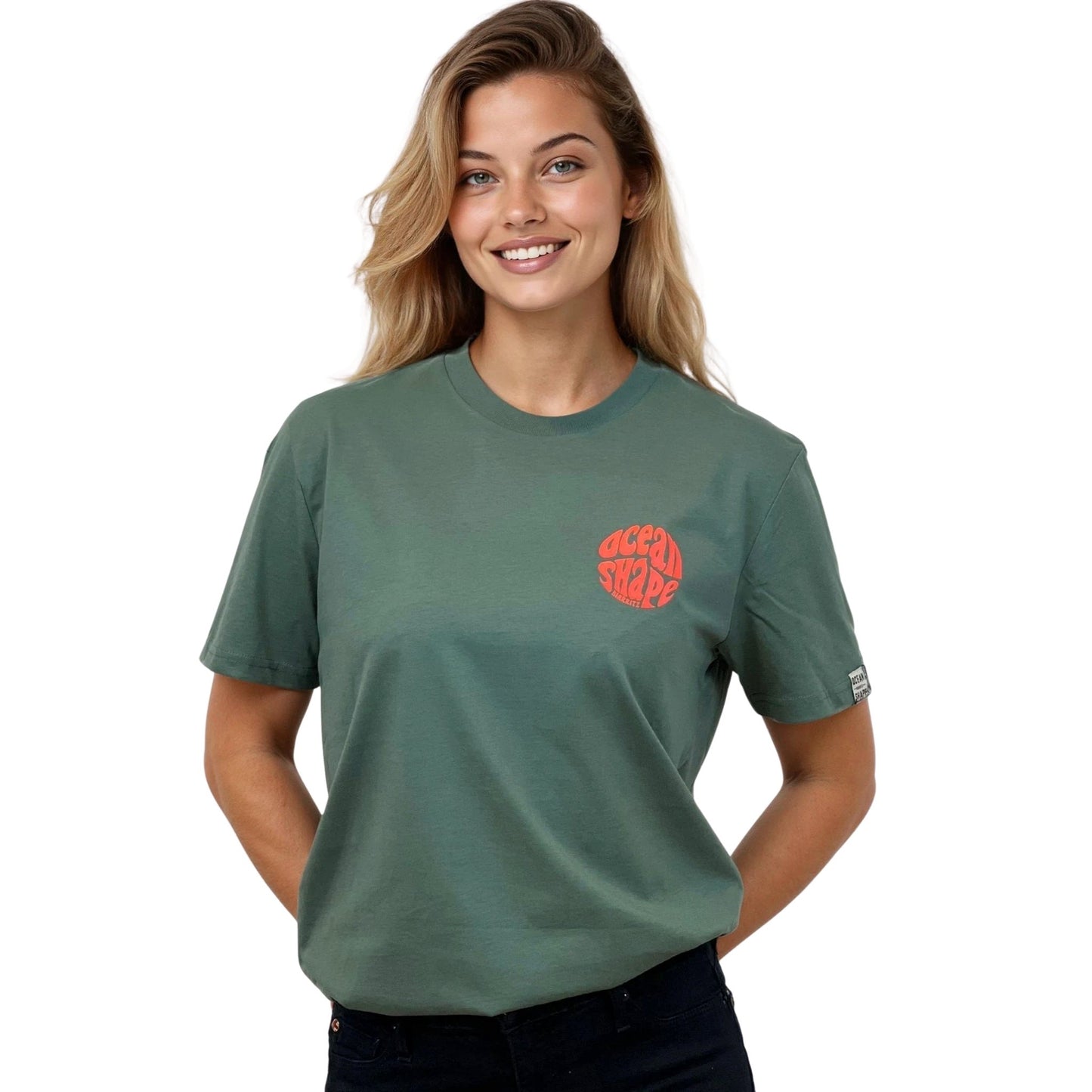 Tee-shirt unisexe vert sauge en coton biologique avec petit logo ocean shape Biarritz bubble corail fluo sur la poitrine, vu de face sur mannequin femme.