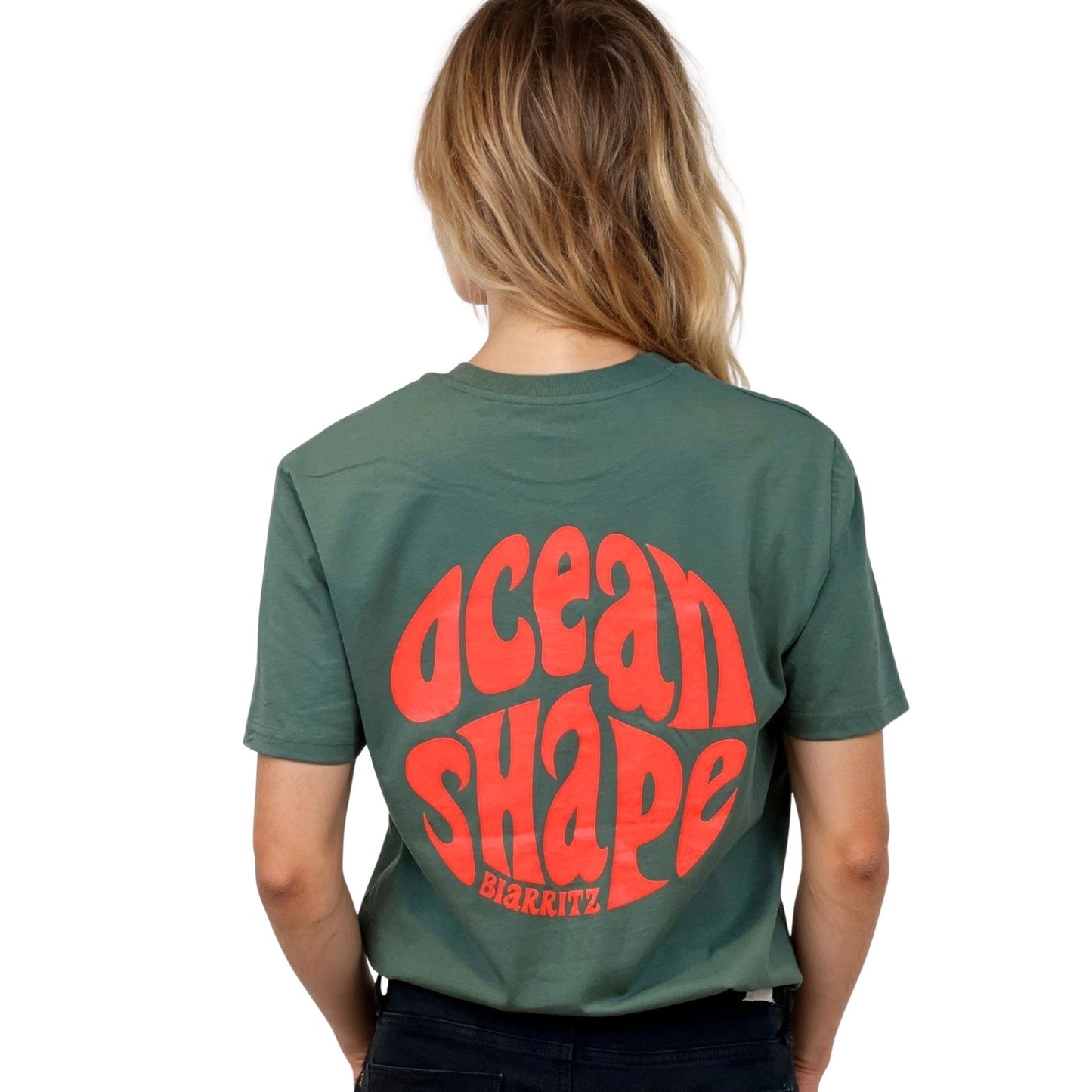 Tee-shirt unisexe vert sauge en coton biologique avec gros logo bubble ocean shape Biarritz corail fluo en haut du dos, vu de dos sur mannequin femme.