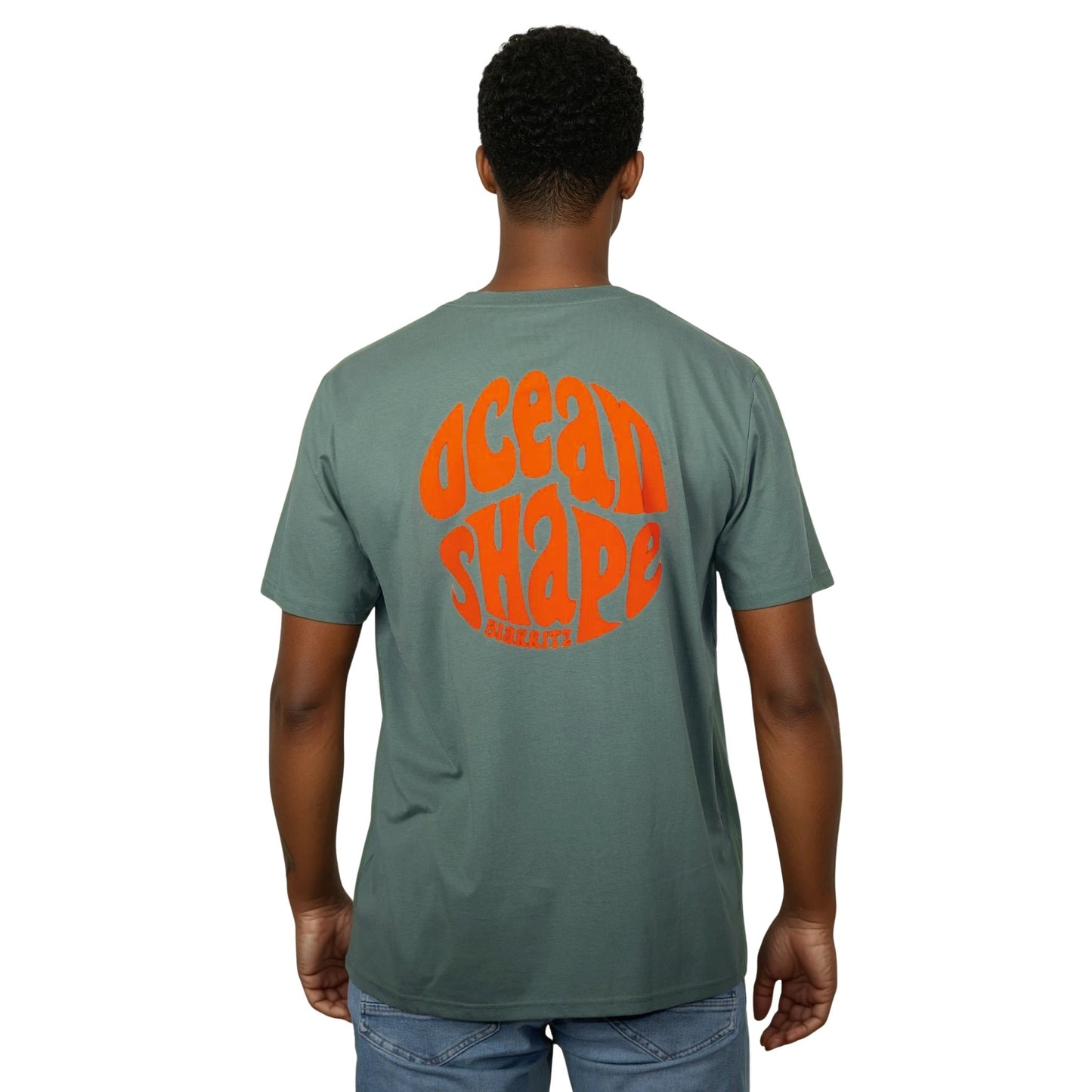 Tee-shirt unisexe vert sauge en coton biologique avec gros logo bubble ocean shape Biarritz corail fluo en haut du dos, vu de dos sur mannequin homme