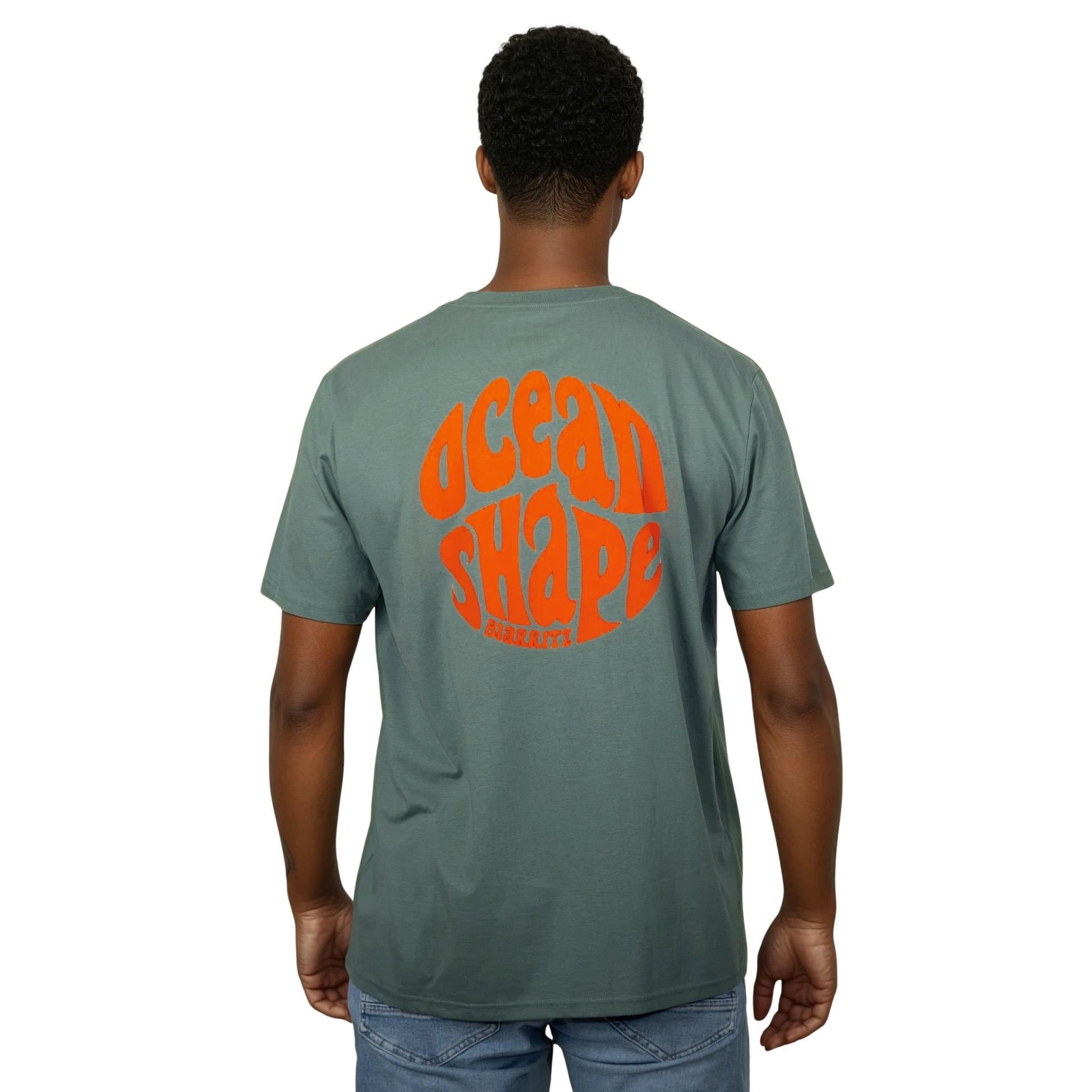 Tee-shirt unisexe vert sauge en coton biologique avec gros logo bubble ocean shape Biarritz corail fluo en haut du dos, vu de dos sur mannequin homme