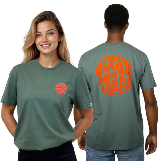 Tee-shirt unisexe vert sauge en coton biologique.
Devant : petit logo ocean shape Biarritz bubble corail fluo sur la poitrine gauche.
Dos : gros logo bubble "ocean shape biarritz" orange fluo.
Vu de face sur mannequin femme et de dos sur mannequin homme.