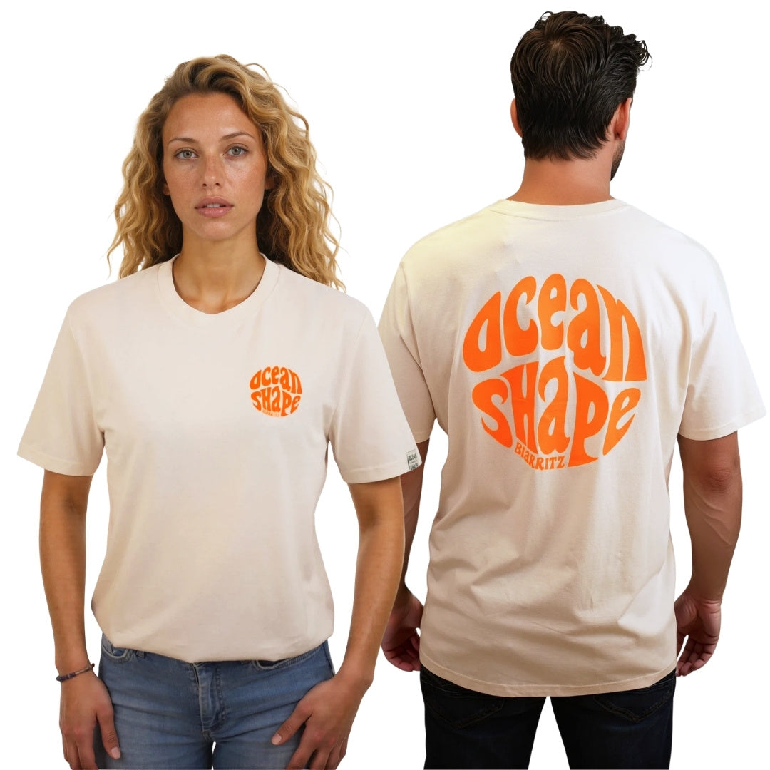 Tee-shirt en coton biologique écru.
Devant : petit logo bubble "Ocean Shape Biarritz" orange fluo sur la poitrine gauche.
Dos : gros logo bubble "ocean shape biarritz" orange fluo.
Vu de face sur mannequin femme et de dos sur mannequin homme.