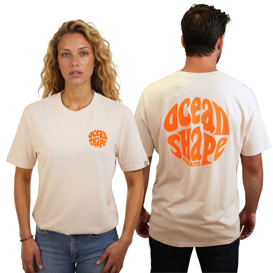 Tee-shirt en coton biologique écru.
Devant : petit logo bubble "Ocean Shape Biarritz" orange fluo sur la poitrine gauche.
Dos : gros logo bubble "ocean shape biarritz" orange fluo.
Vu de face sur mannequin femme et de dos sur mannequin homme.