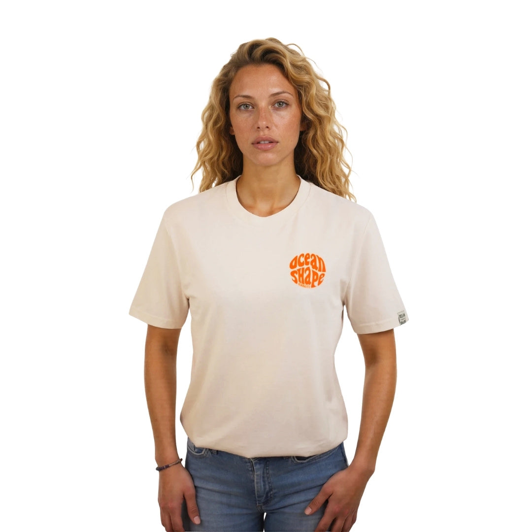 Tee-shirt en coton biologique écru.
Petit logo bubble "Ocean Shape Biarritz" orange fluo sur la poitrine gauche.
Vu de face sur mannequin femme