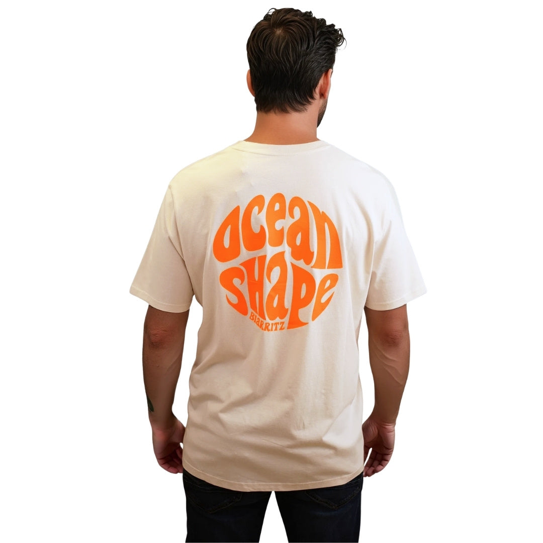 Tee-shirt en coton biologique écru.
Gros logo bubble "ocean shape biarritz" orange fluo dans le dos.
Vu de dos sur mannequin homme.