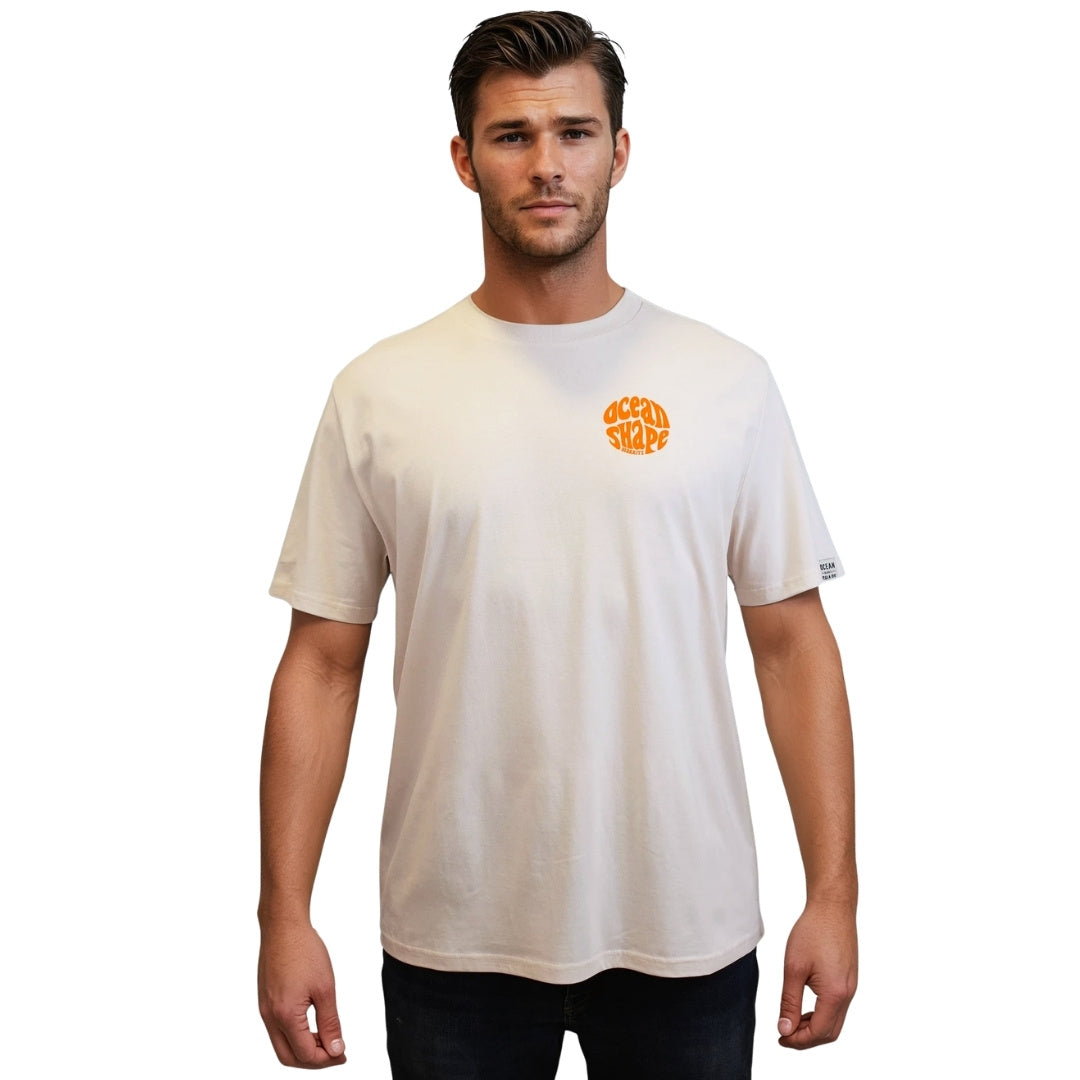 Tee-shirt en coton biologique écru.
Petit logo bubble "Ocean Shape Biarritz" orange fluo sur la poitrine gauche.
Vu de face sur mannequin homme.