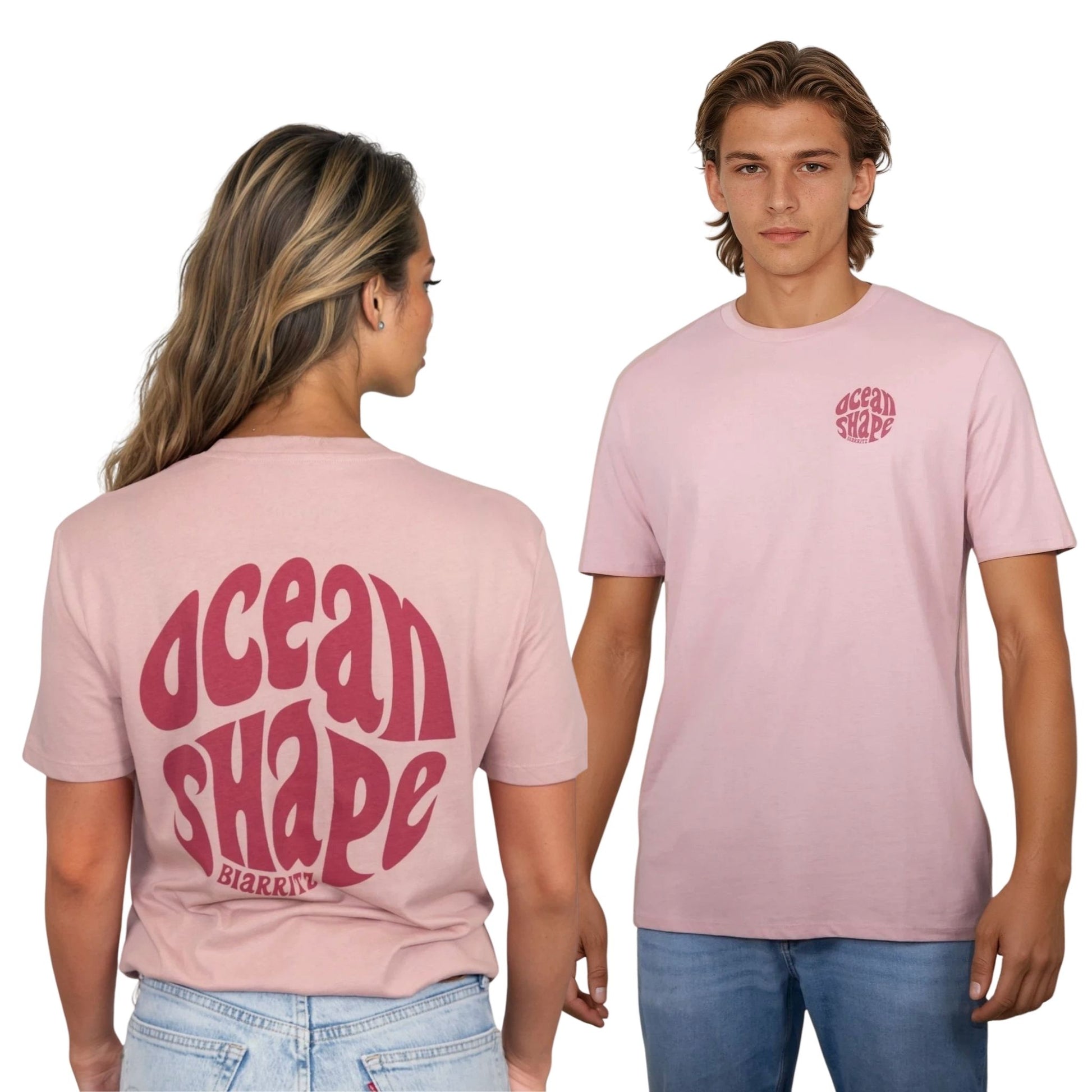 Tee-shirt unisexe rose pale en coton biologique.
Devant : petit logo bubble "ocean shape biarritz" rose foncé sur la poitrine gauche.
Dos : gros logo bubble "ocean shape biarritz" rose foncé.
Vu de dos sur mannequin femme et vu de face sur mannequin homme.