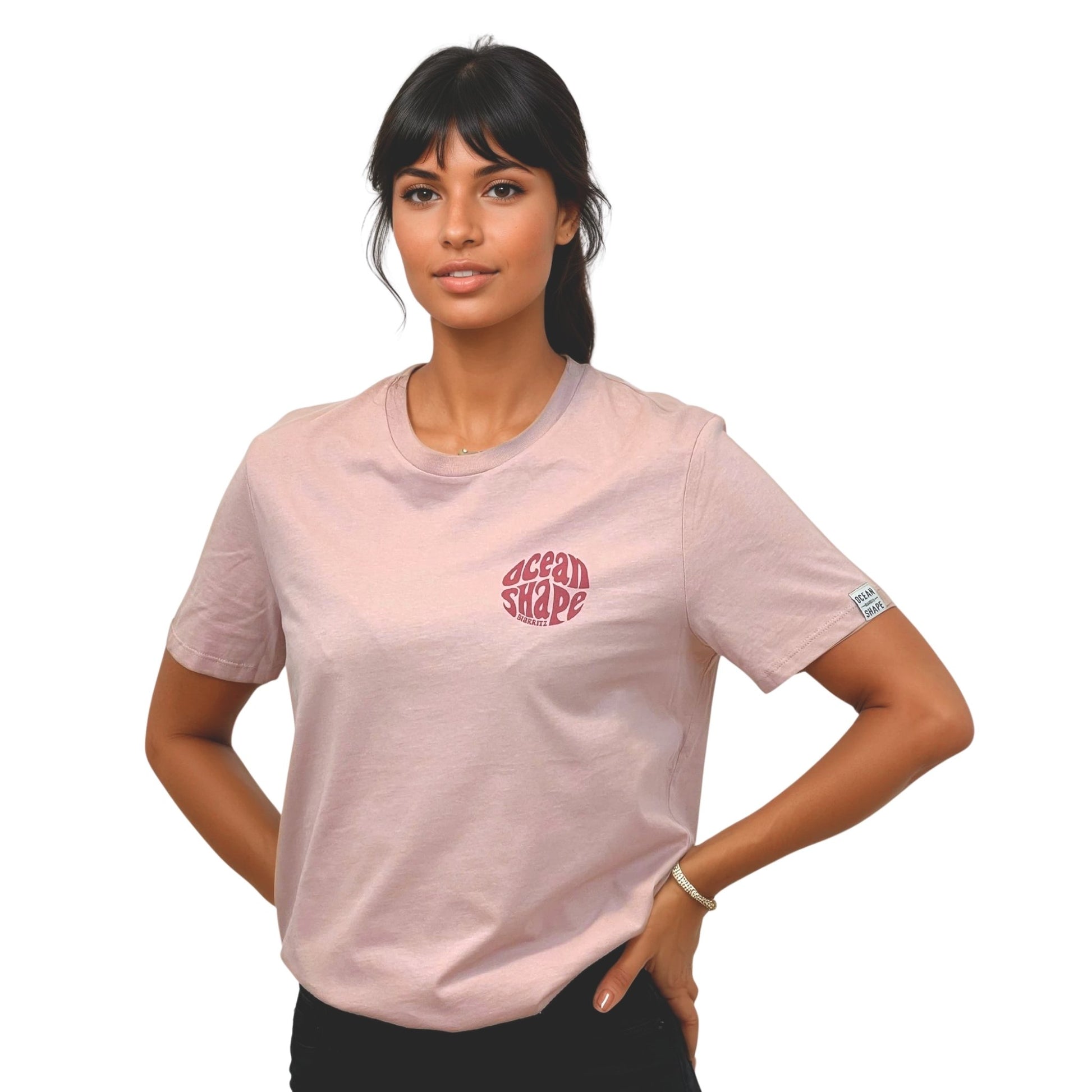 Tee-shirt unisexe rose pale en coton biologique avec petit logo ocean shape Biarritz bubble rose foncé sur la poitrine gauche, vu de face sur mannequin femme