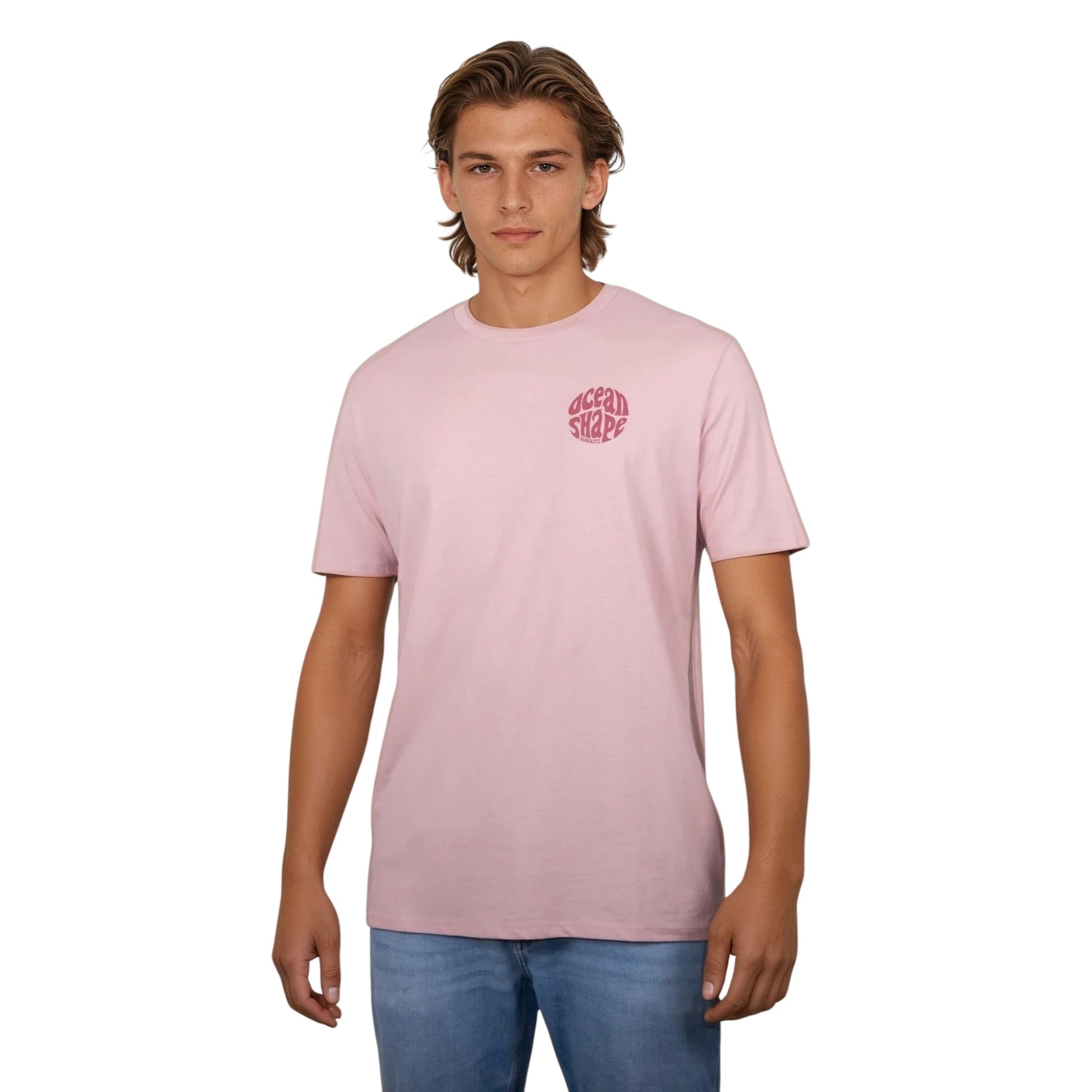 Tee-shirt unisexe rose pale en coton biologique avec petit logo ocean shape Biarritz bubble rose foncé sur la poitrine gauche, vu de face sur mannequin homme.