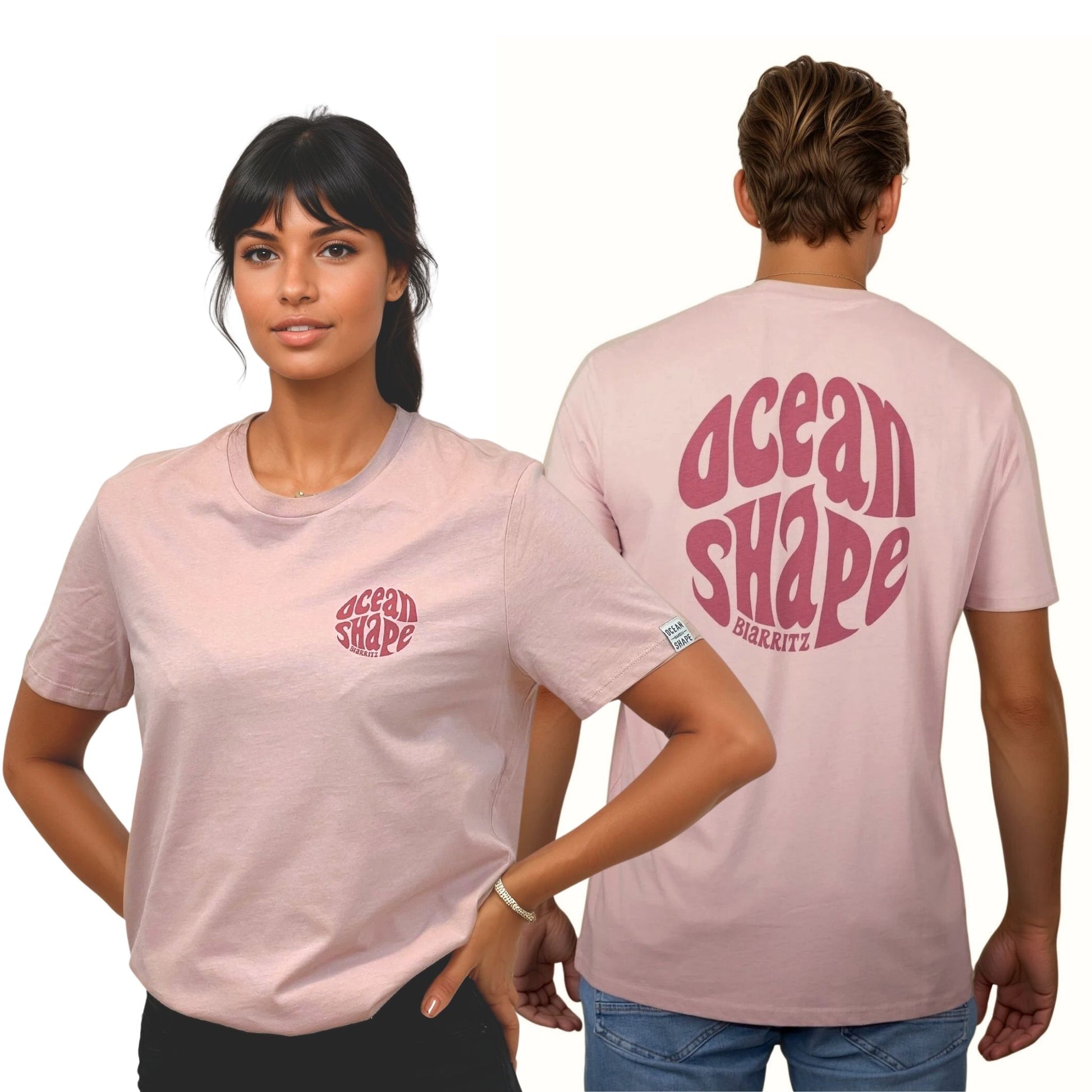 Tee-shirt unisexe rose pale en coton biologique.
Devant : petit logo bubble "ocean shape biarritz" rose foncé sur la poitrine gauche.
Dos : gros logo bubble "ocean shape biarritz" rose foncé.
Vu de face sur mannequin femme et vu de dos sur mannequin homme.