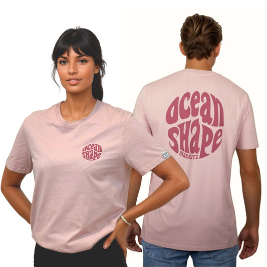 Tee-shirt unisexe rose pale en coton biologique.
Devant : petit logo bubble "ocean shape biarritz" rose foncé sur la poitrine gauche.
Dos : gros logo bubble "ocean shape biarritz" rose foncé.
Vu de face sur mannequin femme et vu de dos sur mannequin homme.