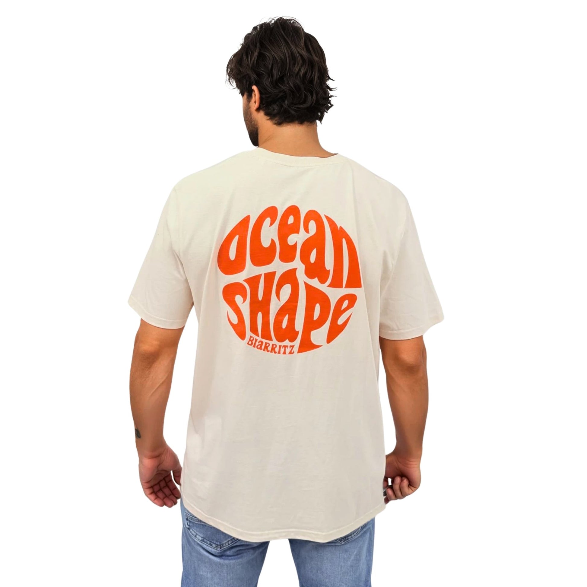 Tee-shirt en coton biologique écru.
Gros logo bubble "ocean shape biarritz" orange fluo dans le dos.
Vu de dos sur mannequin homme.