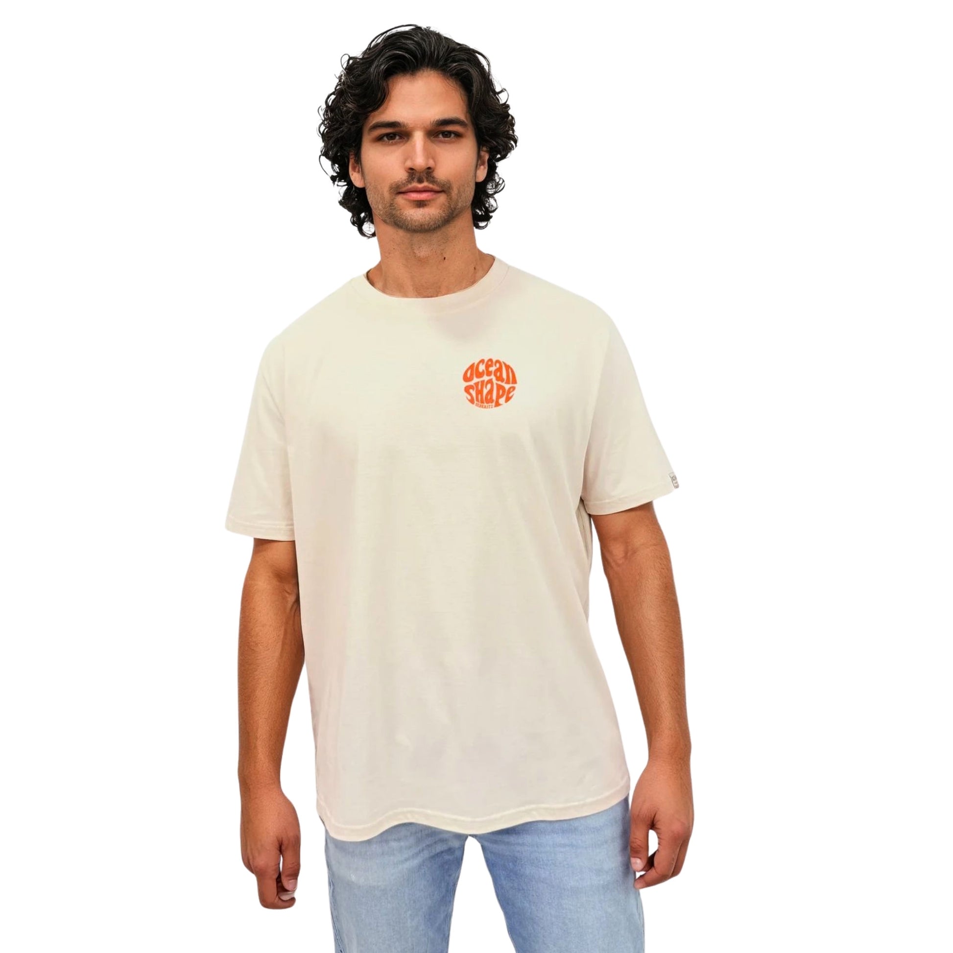 Tee-shirt en coton biologique écru.
Petit logo bubble "Ocean Shape Biarritz" orange fluo sur la poitrine gauche.
Vu de face sur mannequin homme.
