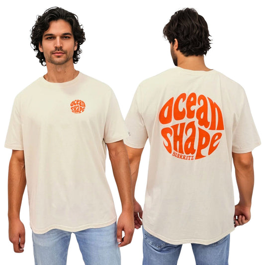 Tee-shirt en coton biologique écru.
Devant : petit logo bubble "Ocean Shape Biarritz" orange fluo sur la poitrine gauche.
Dos : gros logo bubble "ocean shape biarritz" orange fluo.
Vu de dos et de face sur mannequin homme.