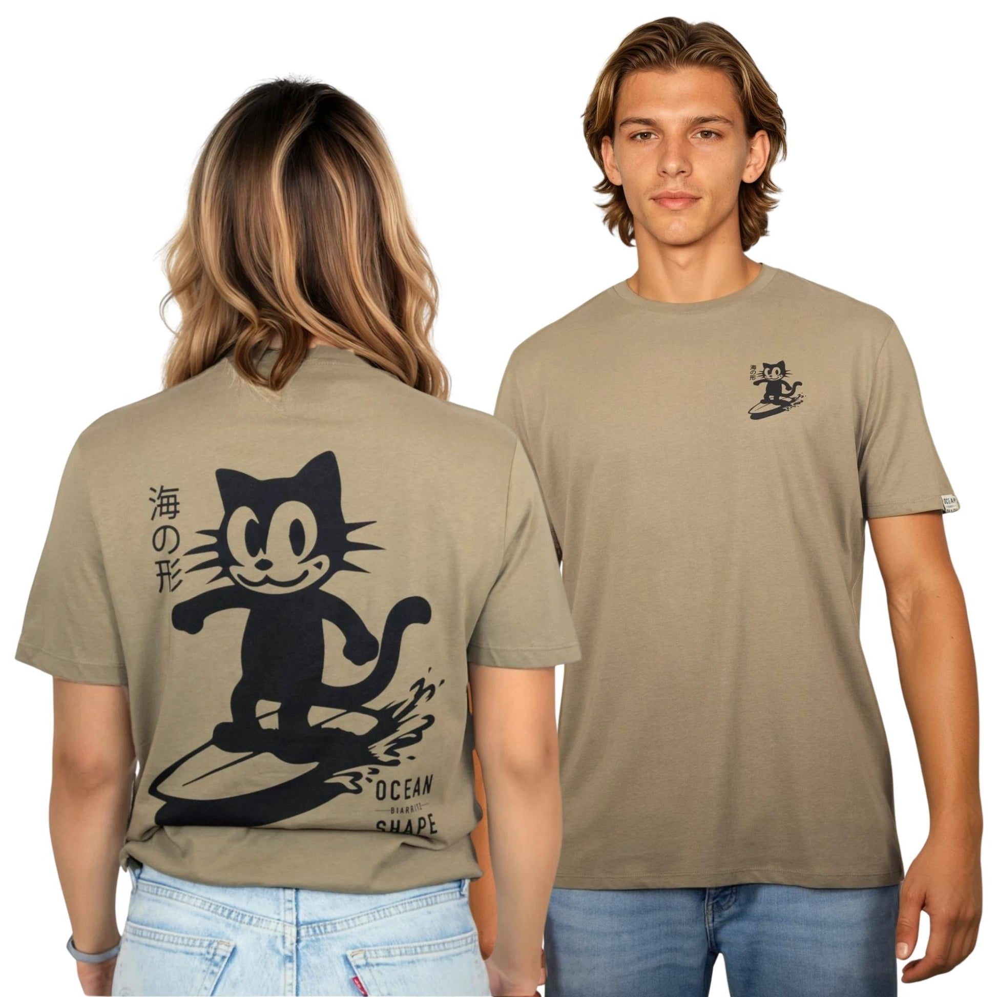 Tee-shirt unisexe light olive green en coton biologique.
Devant : petit logo chat qui surf noir sur la poitrine gauche.
Dos : gros logo chat qui surf et écriture "ocean shape" en noir.
Vu de dos sur mannequin femme et vu de face sur mannequin homme.