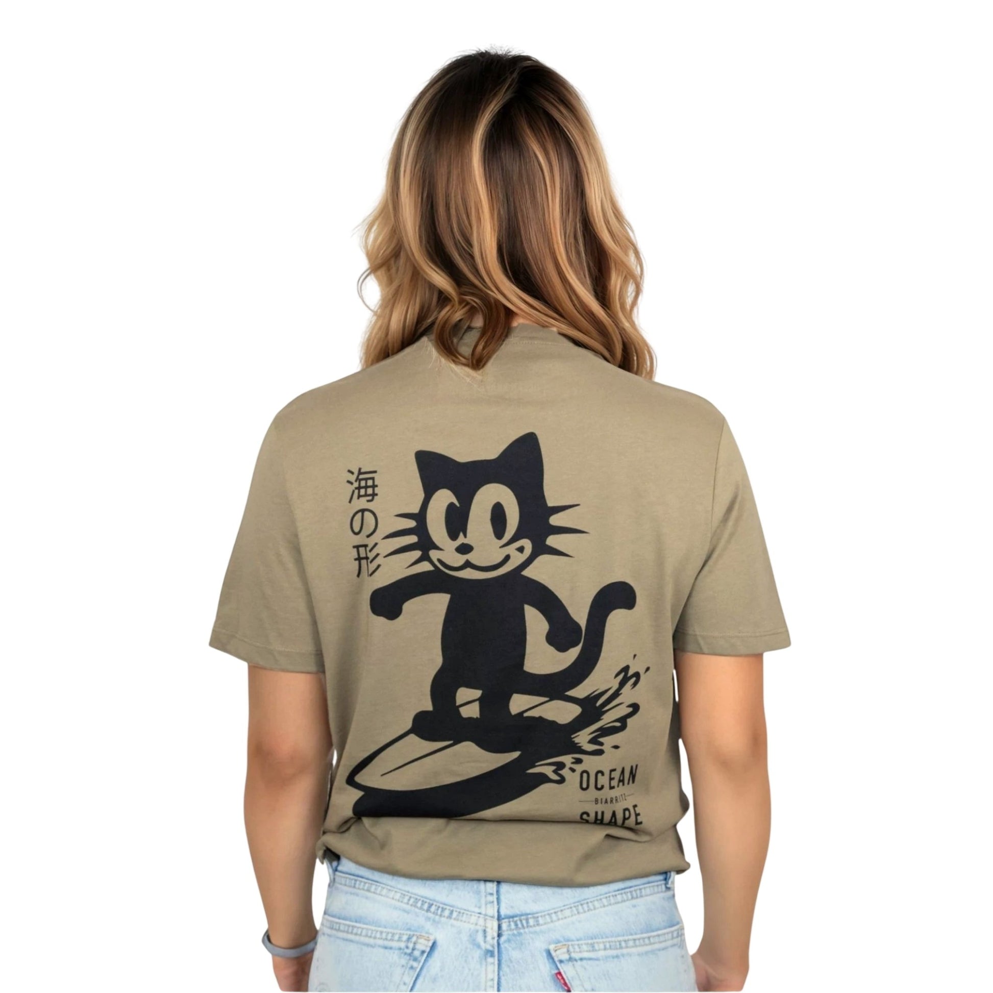 Tee-shirt unisexe light olive green en coton biologique avec gros logo chat qui surf noir en haut du dos, vu de dos sur mannequin femme