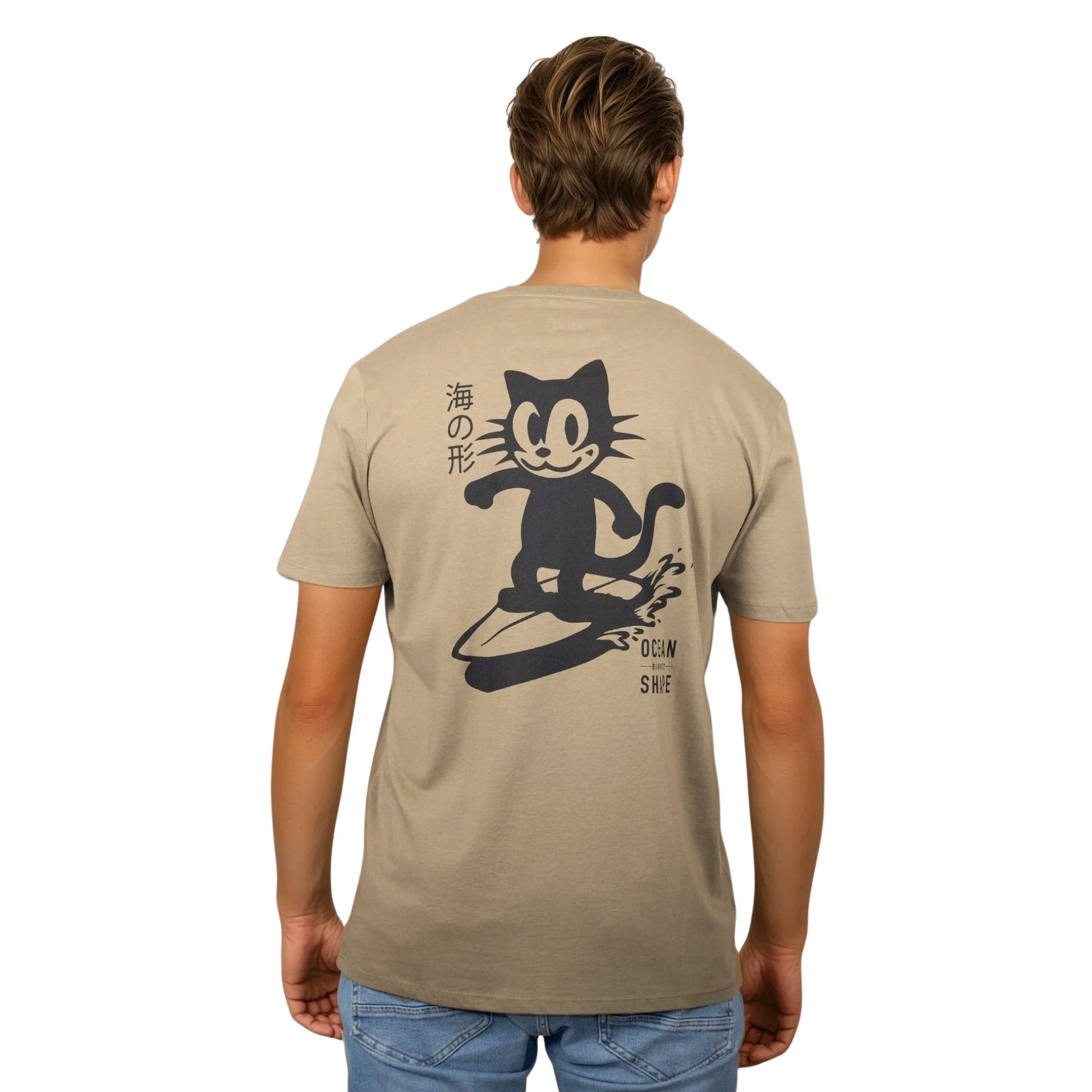 Tee-shirt unisexe light olive green en coton biologique avec gros logo chat qui surf noir en haut du dos, vu de dos sur mannequin homme