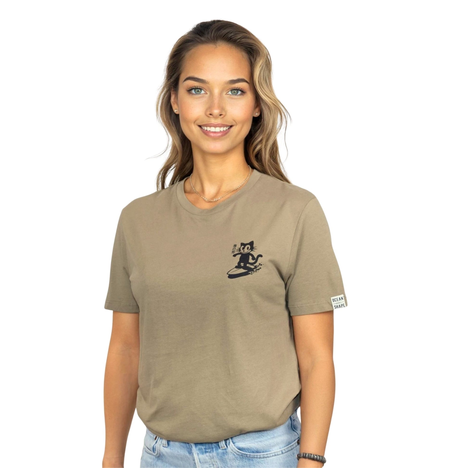 Tee-shirt unisexe light olive green en coton biologique avec petit logo chat qui surf noir sur la poitrine, vu de face sur mannequin femme