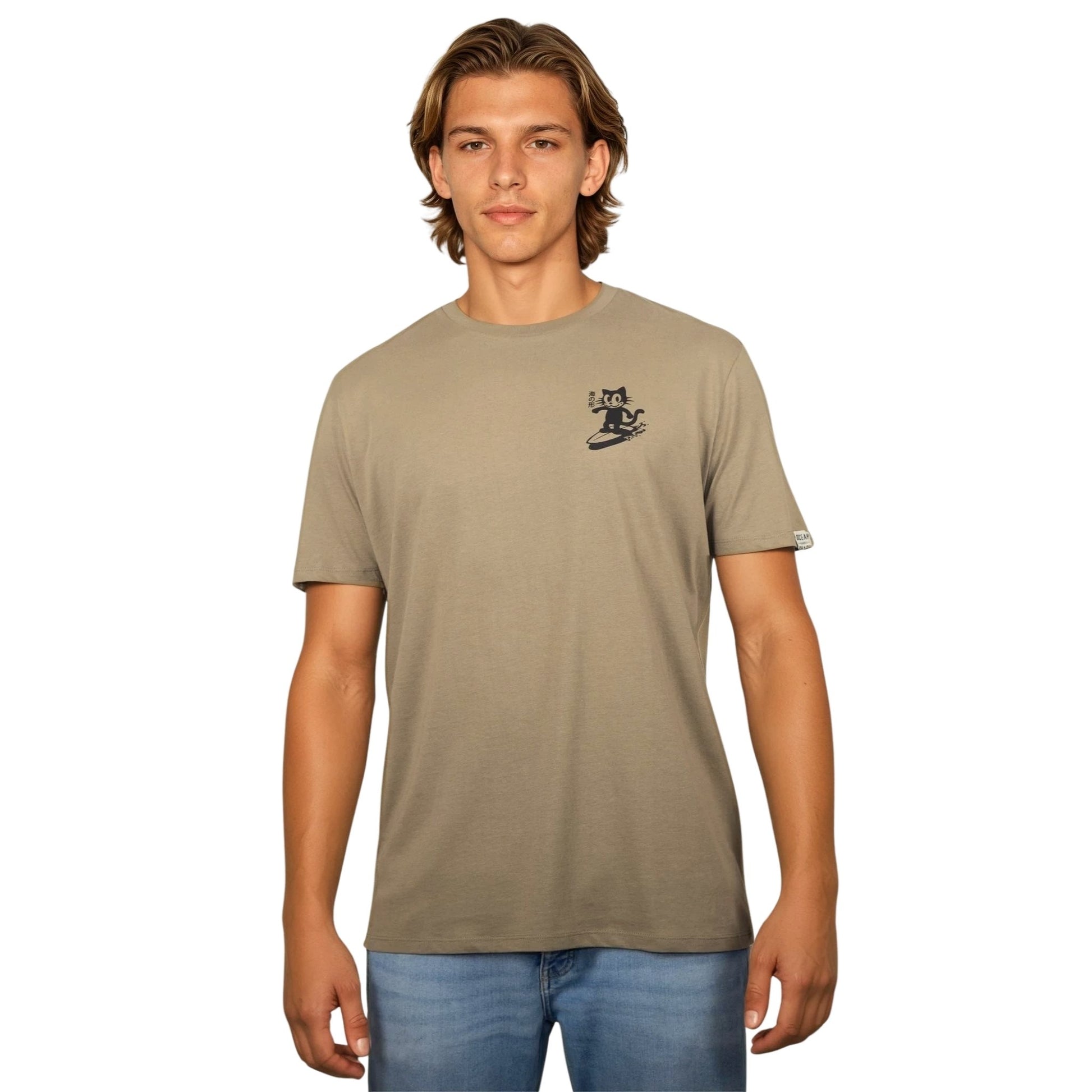 Tee-shirt unisexe light olive green en coton biologique avec petit logo chat qui surf noir sur la poitrine, vu de face sur mannequin homme