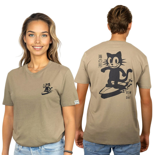 Tee-shirt unisexe light olive green en coton biologique.
Devant : petit logo chat qui surf noir sur la poitrine gauche.
Dos : gros logo chat qui surf et écriture "ocean shape" en noir.
Vu de face sur mannequin femme et vu de dos sur mannequin homme.