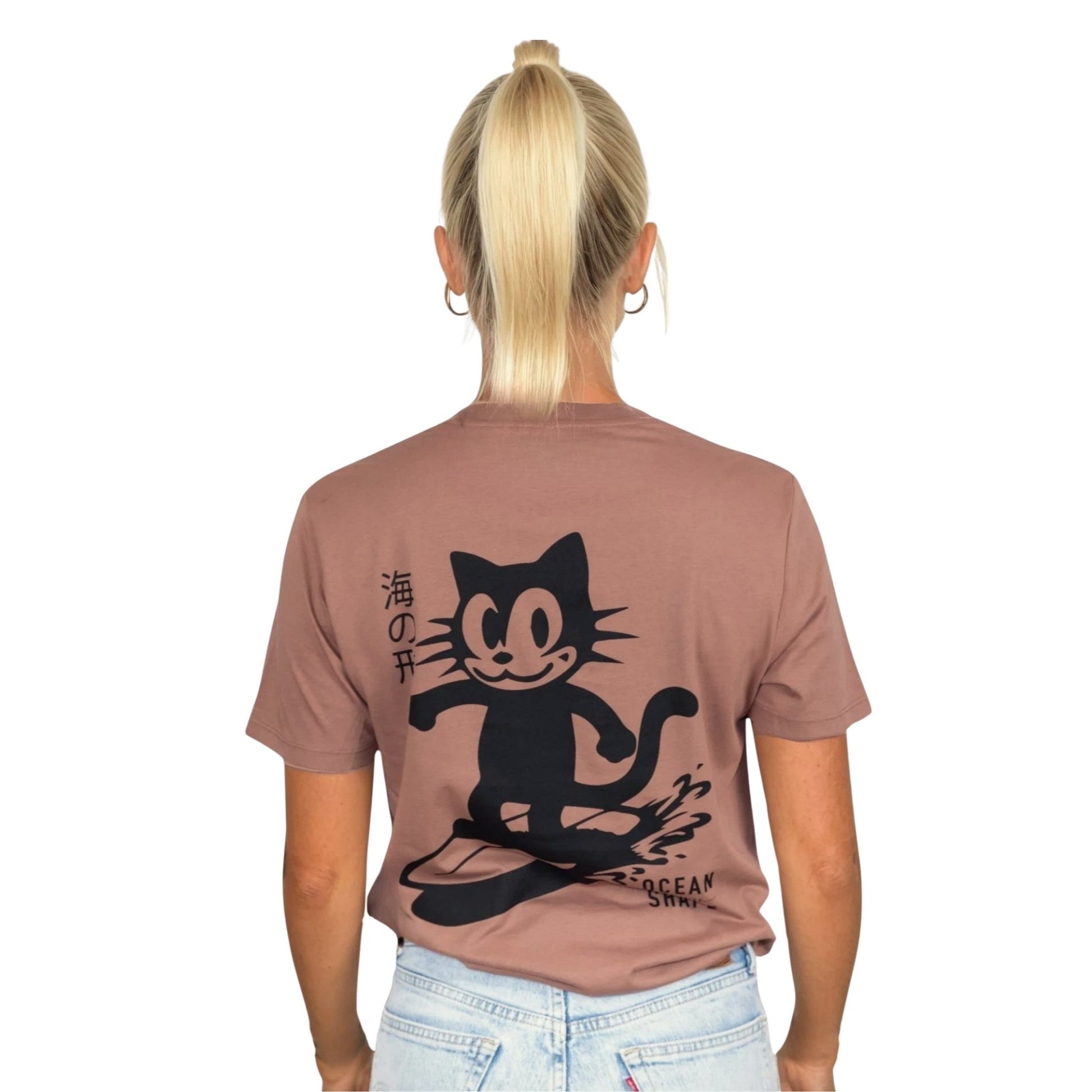 Tee-shirt unisexe sienna en coton biologique avec gros logo chat qui surf noir dans le dos, vu de dos sur mannequin femme.