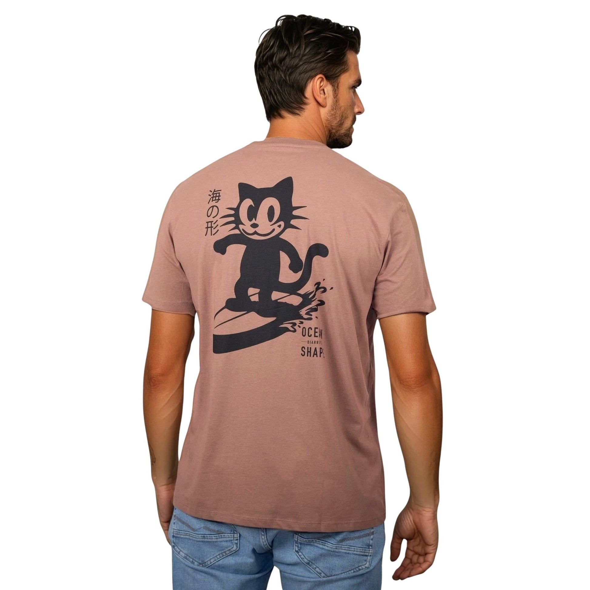 Tee-shirt unisexe sienna en coton biologique avec gros logo chat qui surf noir dans le dos, vu de dos sur mannequin homme.
