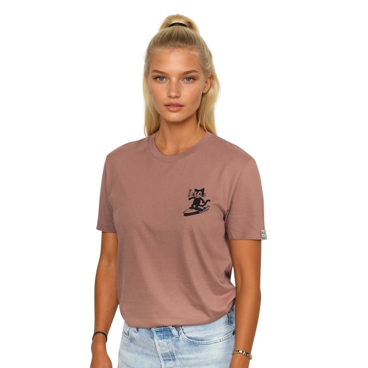 Tee-shirt unisexe sienna en coton biologique avec petit logo chat qui surf noir sur la poitrine gauche, vu de face sur mannequin femme.