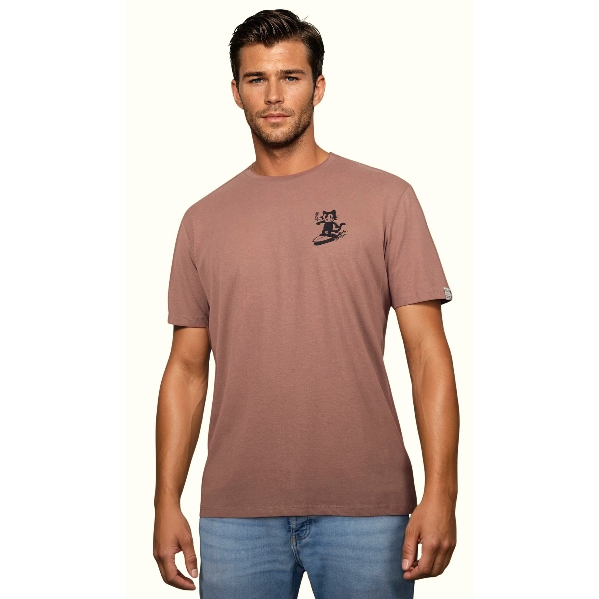 Tee-shirt unisexe sienna en coton biologique avec petit logo chat qui surf noir sur la poitrine gauche, vu de face sur mannequin homme.