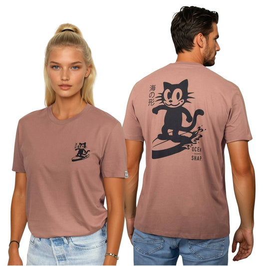 Tee-shirt unisexe sienna en coton biologique.
Devant : petit logo chat qui surf noir sur la poitrine gauche.
Dos : gros logo chat qui surf et écriture "ocean shape" en noir.
Vu de face sur mannequin femme et vu de dos sur mannequin homme.