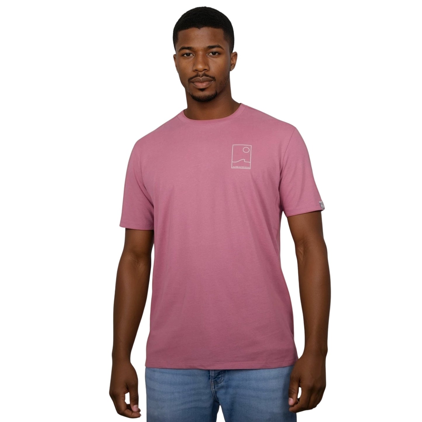 Tee-shirt unisexe rose foncé en coton biologique avec petit encadré vague / soleil minimaliste et écriture "free as ocean" beige sur la poitrine gauche, vu de face sur mannequin homme.
