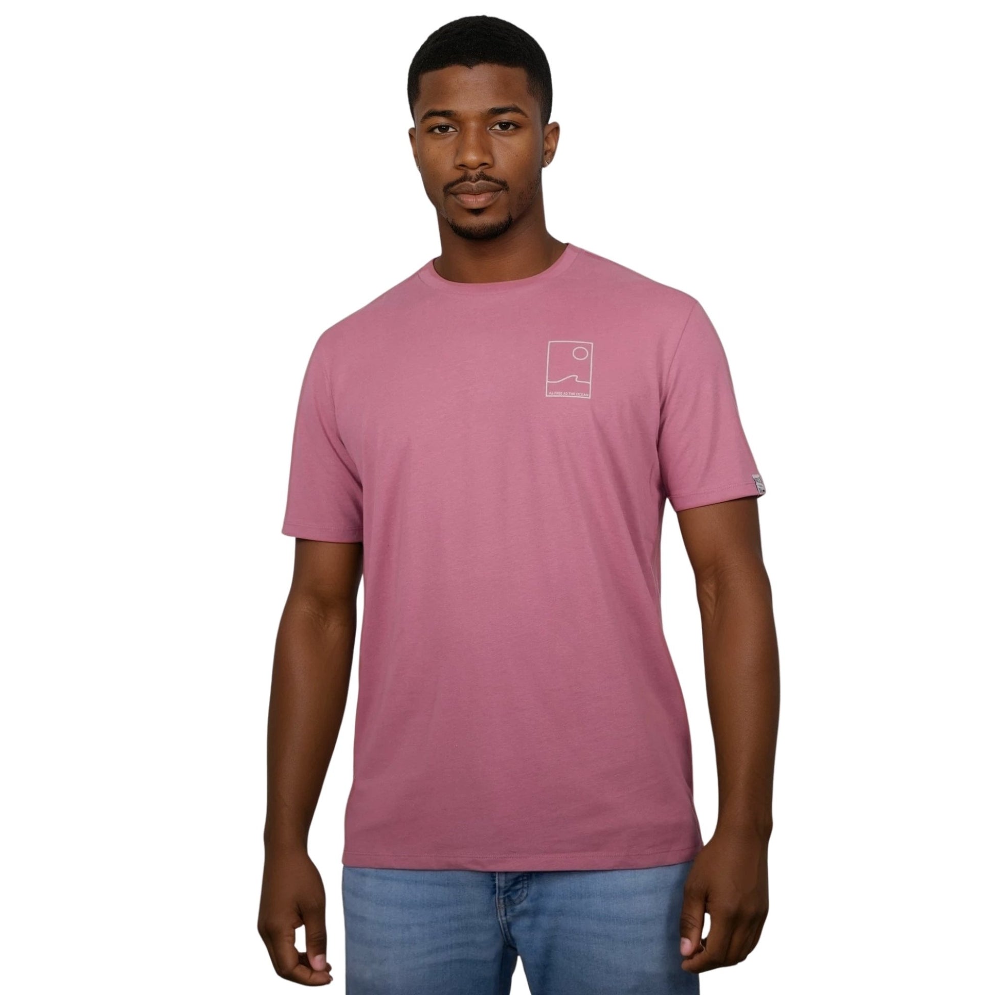 Tee-shirt unisexe rose foncé en coton biologique avec petit encadré vague / soleil minimaliste et écriture "free as ocean" beige sur la poitrine gauche, vu de face sur mannequin homme.
