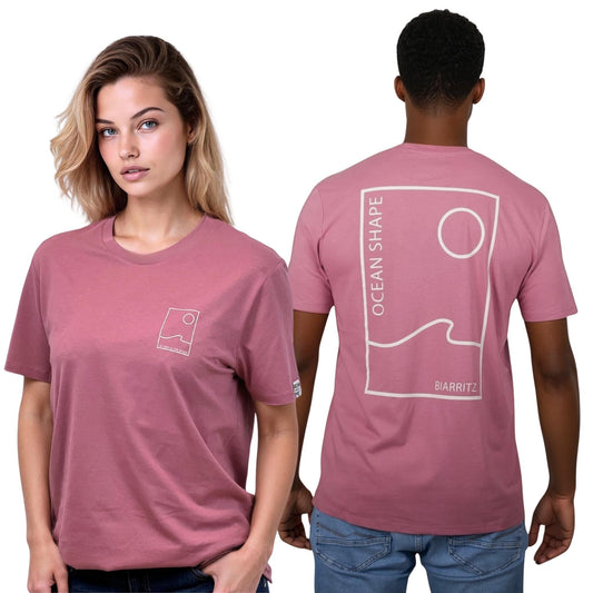 Tee-shirt unisexe rose foncé en coton biologique.
Devant : petit encadré vague / soleil minimaliste et écriture "free as ocean" beige sur la poitrine gauche.
Dos : grand dessin vague / soleil minimaliste et écriture "ocean shape Biarritz" beige.
Vu de face sur mannequin femme et de dos sur mannequin homme.