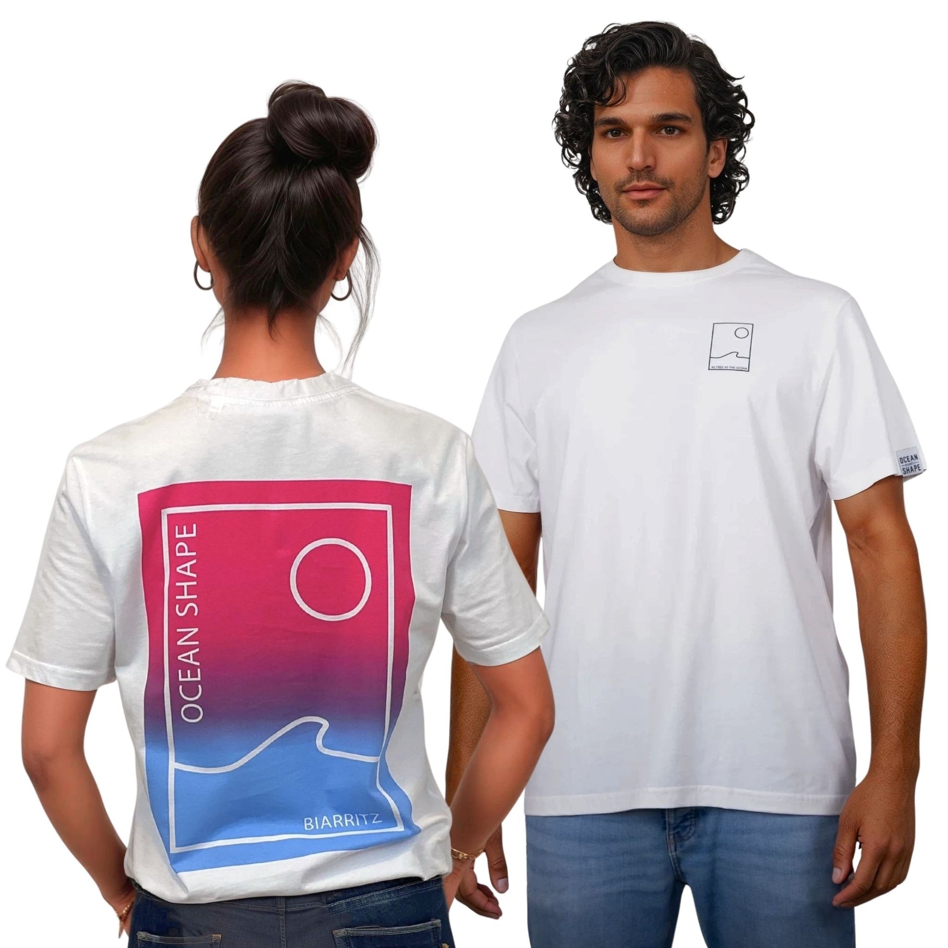Tee-shirt unisexe blanc en coton biologique.
Devant : petit encadré vague / soleil minimaliste + écriture "free as ocean" noir sur la poitrine gauche.
Dos :  grand encadré vague  / soleil minimaliste dégradé rose et bleu + écriture "ocean shape Biarritz".
Vu de dos sur mannequin femme et de face sur mannequin homme.