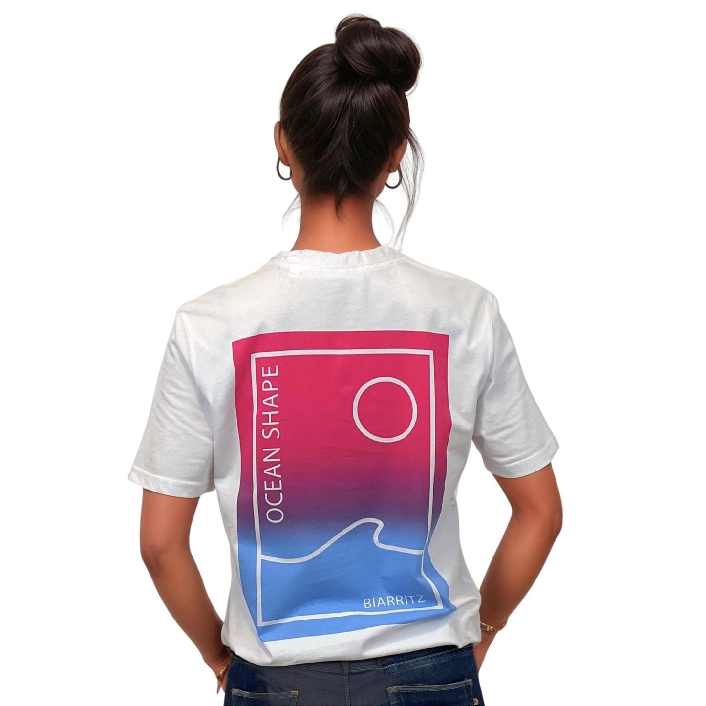 Tee-shirt unisexe blanc en coton biologique avec grand encadré vague  / soleil minimaliste dégradé rose et bleu + écriture "ocean shape Biarritz" dans le dos, vu de dos sur mannequin femme.