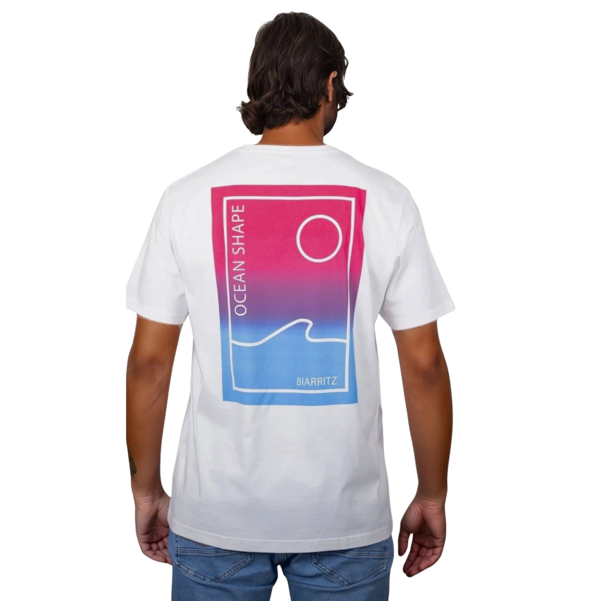 Tee-shirt unisexe blanc en coton biologique avec grand encadré vague  / soleil minimaliste dégradé rose et bleu + écriture "ocean shape Biarritz" dans le dos, vu de dos sur mannequin homme.