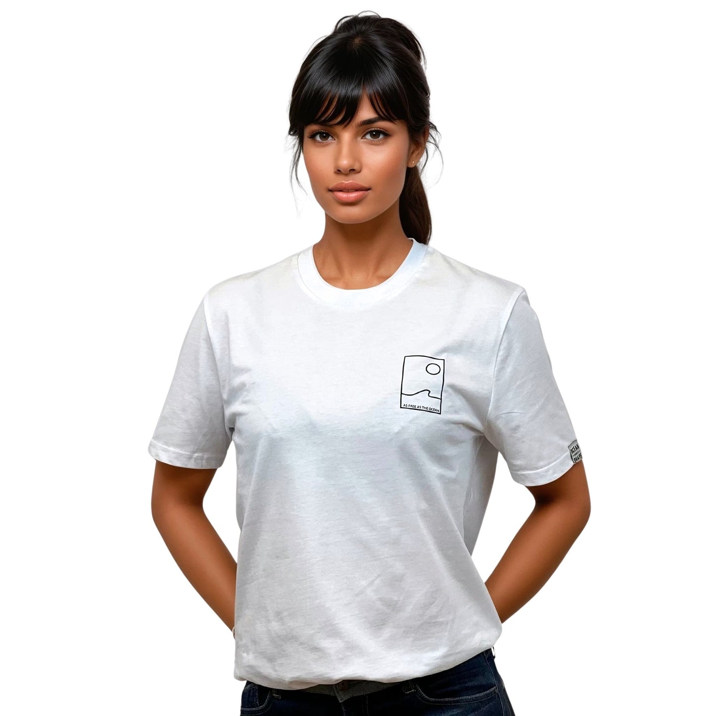 Tee-shirt unisexe blanc en coton biologique avec petit encadré vague / soleil minimaliste + écriture "free as ocean" noir sur la poitrine gauche, vu de face sur mannequin femme.