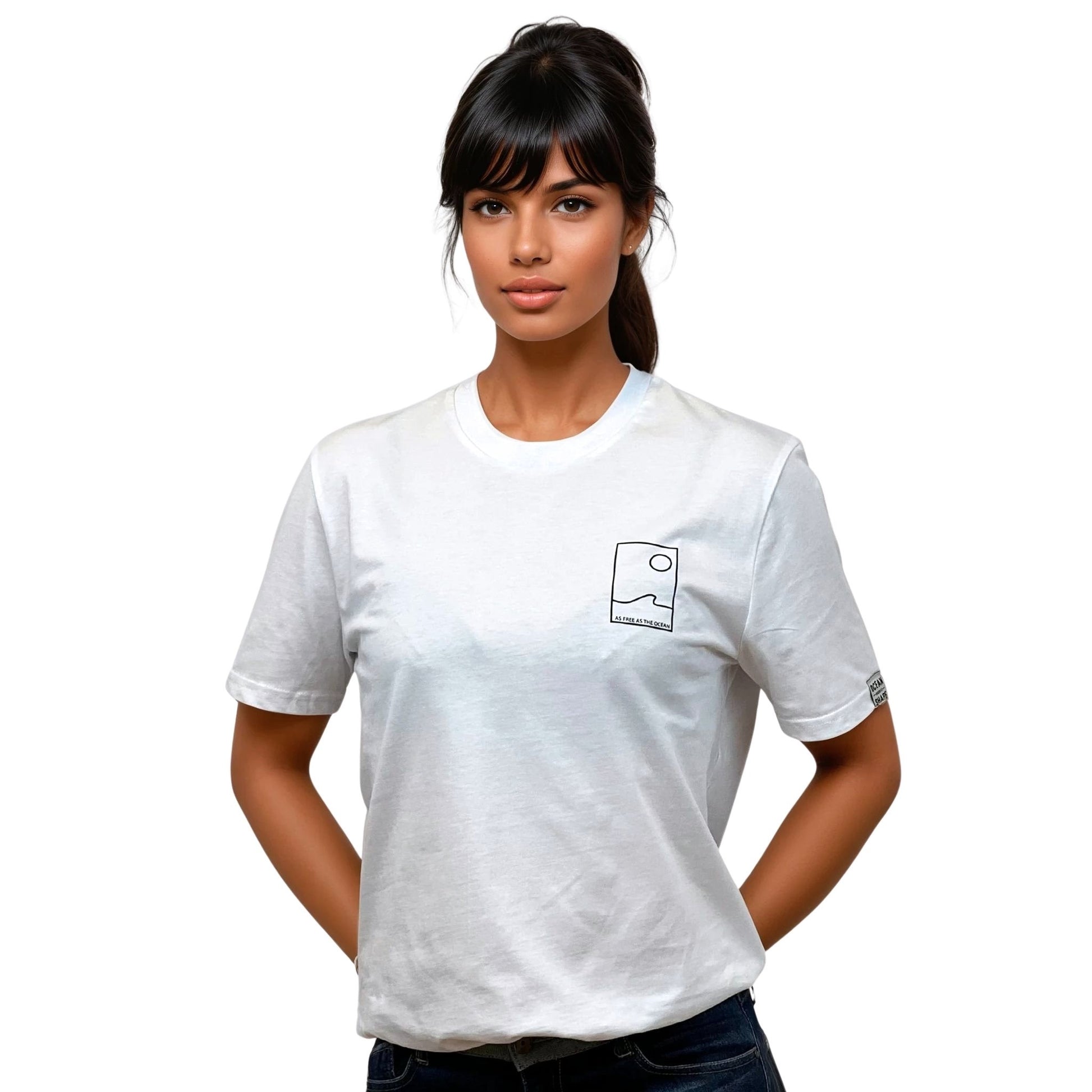 Tee-shirt unisexe blanc en coton biologique avec petit encadré vague / soleil minimaliste + écriture "free as ocean" noir sur la poitrine gauche, vu de face sur mannequin femme.