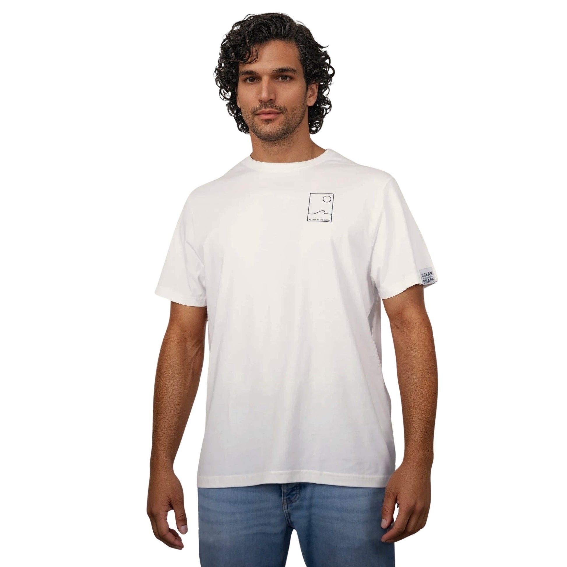 Tee-shirt unisexe blanc en coton biologique avec petit encadré vague / soleil minimaliste + écriture "free as ocean" noir sur la poitrine gauche, vu de face sur mannequin homme.