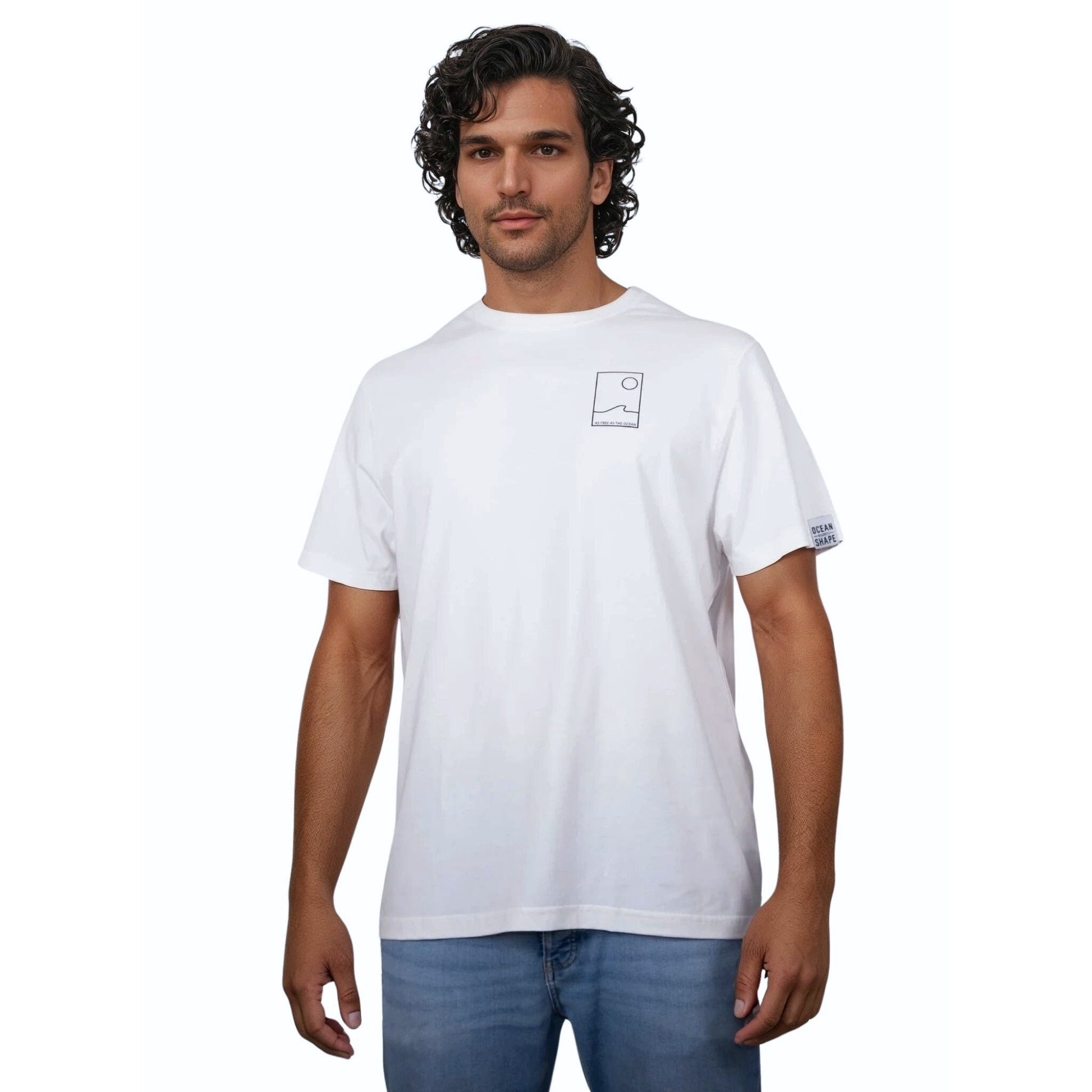 Tee-shirt unisexe blanc en coton biologique avec petit encadré vague / soleil minimaliste + écriture "free as ocean" noir sur la poitrine gauche, vu de face sur mannequin homme.