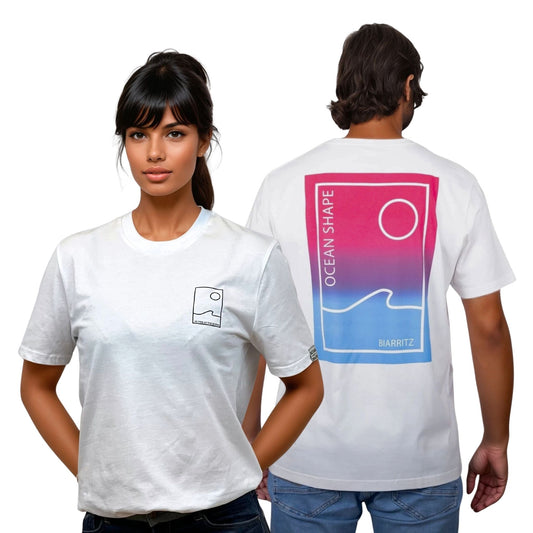 Tee-shirt unisexe blanc en coton biologique.
Devant : petit encadré vague / soleil minimaliste + écriture "free as ocean" noir sur la poitrine gauche.
Dos :  grand encadré vague  / soleil minimaliste dégradé rose et bleu + écriture "ocean shape Biarritz".
Vu de face sur mannequin femme et de dos sur mannequin homme.