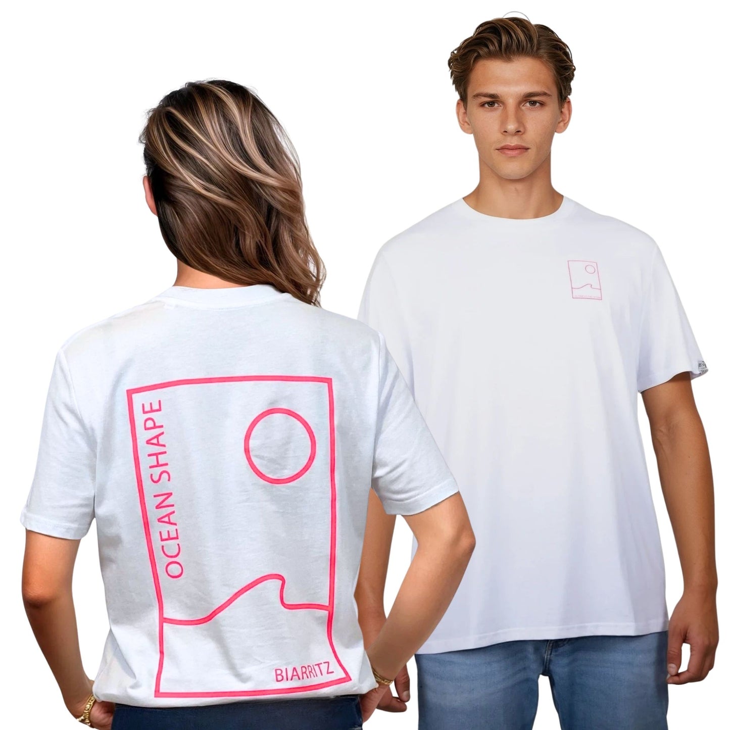Tee-shirt unisexe blanc en coton biologique.
Devant : petit encadré vague / soleil minimaliste + écriture "free as ocean" rose fluo sur la poitrine gauche.
Dos : grand encadré vague / soleil minimaliste + écriture "ocean shape Biarritz" rose fluo.
Vu de dos sur mannequin femme et de face sur mannequin homme.