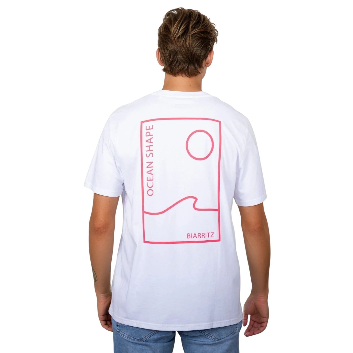 Tee-shirt unisexe blanc en coton biologique avec grand encadré vague / soleil minimaliste + écriture "ocean shape Biarritz" rose fluo dans le dos, vu de dos sur mannequin homme.