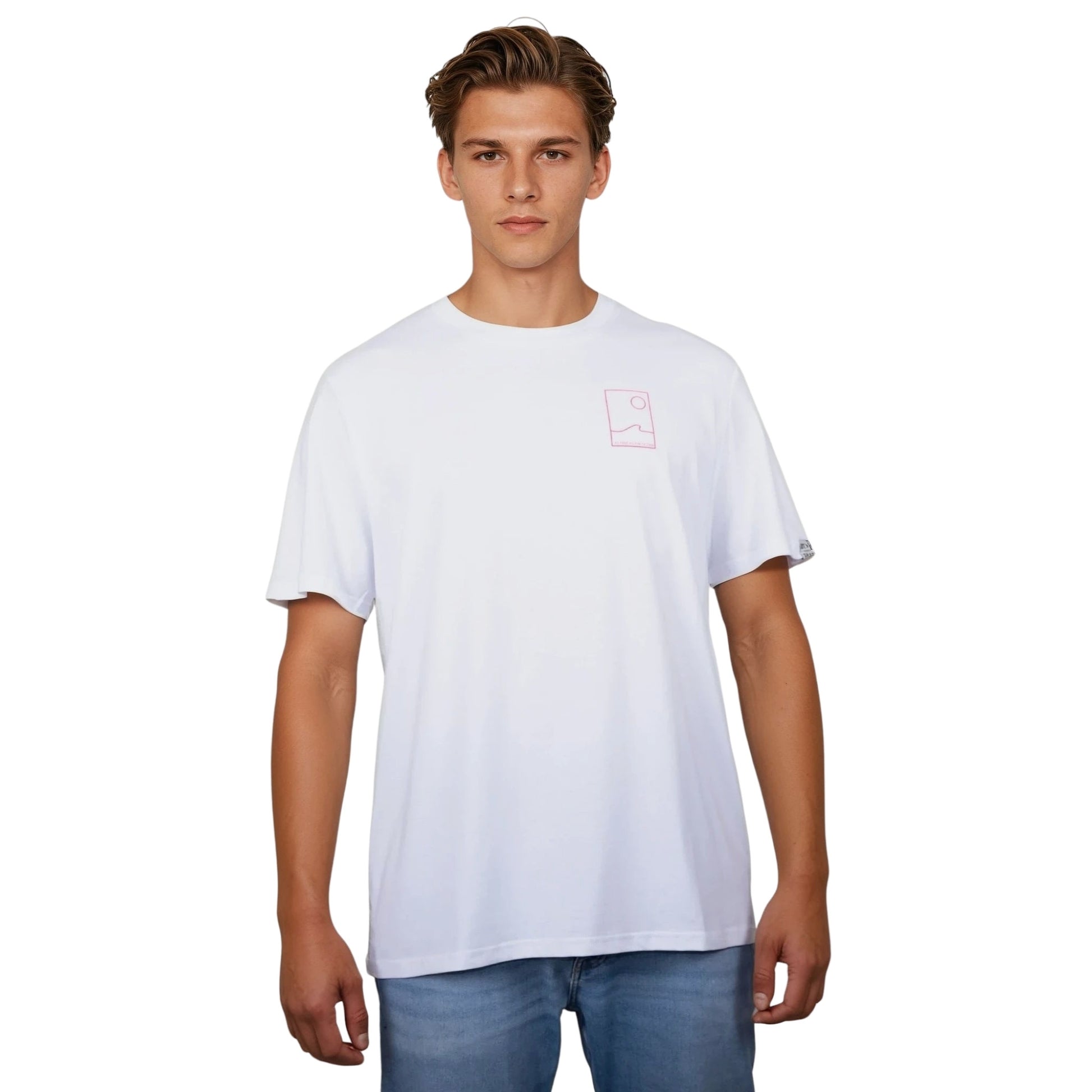 Tee-shirt unisexe blanc en coton biologique avec petit encadré vague / soleil minimaliste + écriture "free as ocean" rose fluo sur la poitrine, vu de face sur mannequin homme.
