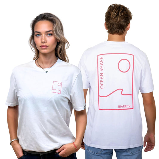 Tee-shirt unisexe blanc en coton biologique.
Devant : petit encadré vague / soleil minimaliste + écriture "free as ocean" rose fluo sur la poitrine gauche.
Dos : grand encadré vague / soleil minimaliste + écriture "ocean shape Biarritz" rose fluo.
Vu de face sur mannequin femme et de dos sur mannequin homme.