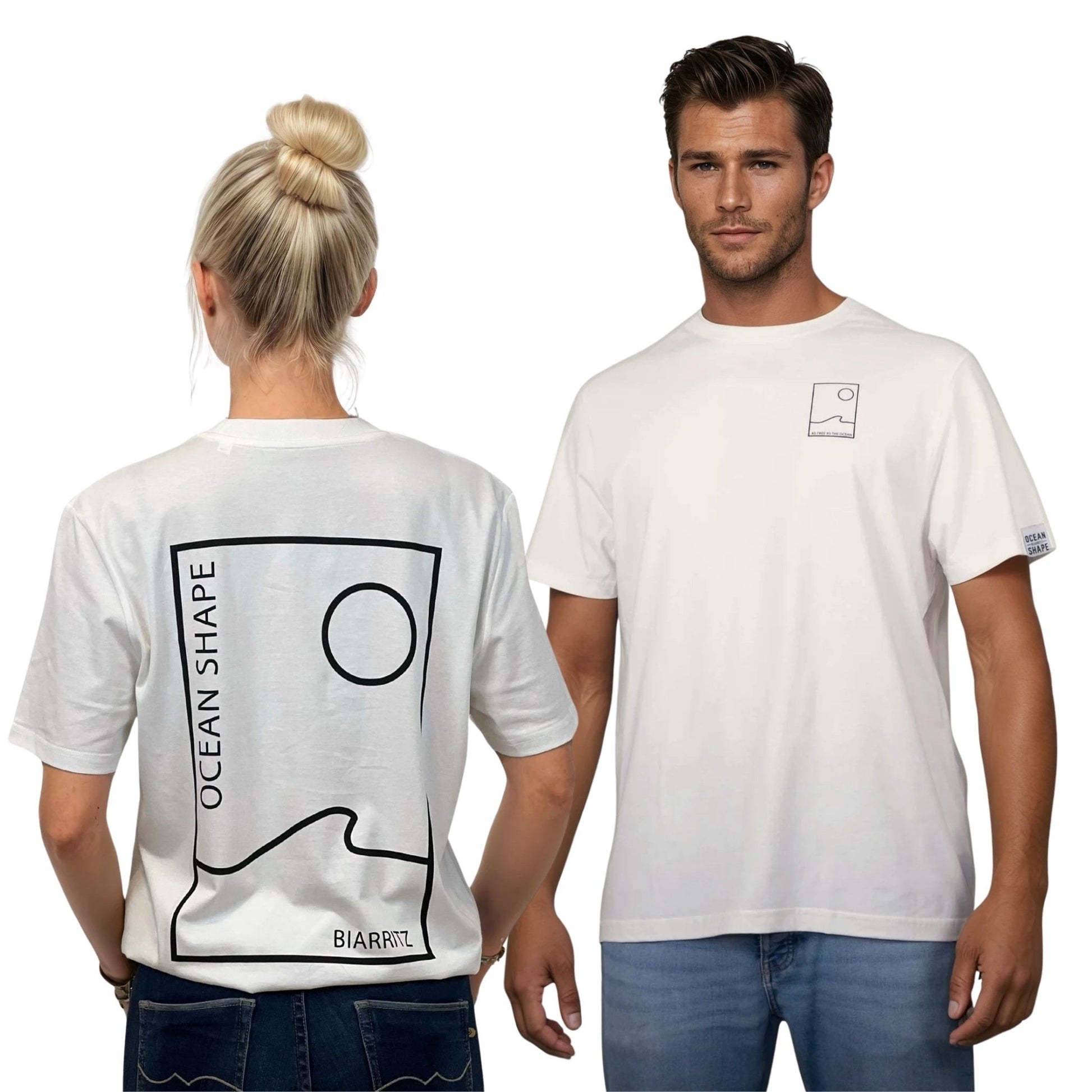 Tee-shirt unisexe off white en coton biologique.
Devant :  petit encadré vague / soleil minimaliste + écriture "free as ocean" noir sur la poitrine
Dos : grand encadré vague / soleil minimaliste + écriture "ocean shape Biarritz" noir.
Vu de dos sur mannequin femme et de face sur mannequin homme.