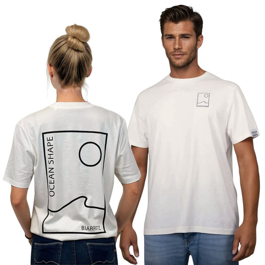 Tee-shirt unisexe off white en coton biologique.
Devant :  petit encadré vague / soleil minimaliste + écriture "free as ocean" noir sur la poitrine
Dos : grand encadré vague / soleil minimaliste + écriture "ocean shape Biarritz" noir.
Vu de dos sur mannequin femme et de face sur mannequin homme.