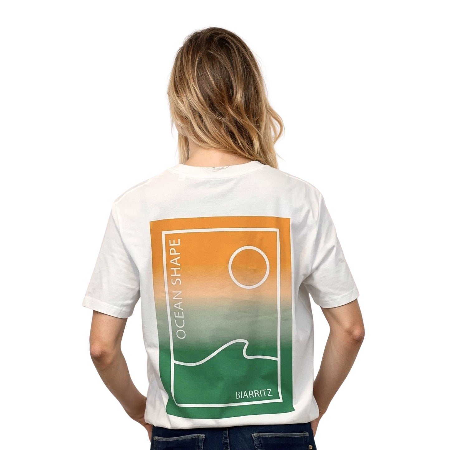 Tee-shirt unisexe off white en coton biologique avec grand encadré vague / soleil minimaliste dégradé jaune et vert + écriture "ocean shape Biarritz" dans le dos, vu de dos sur mannequin femme.